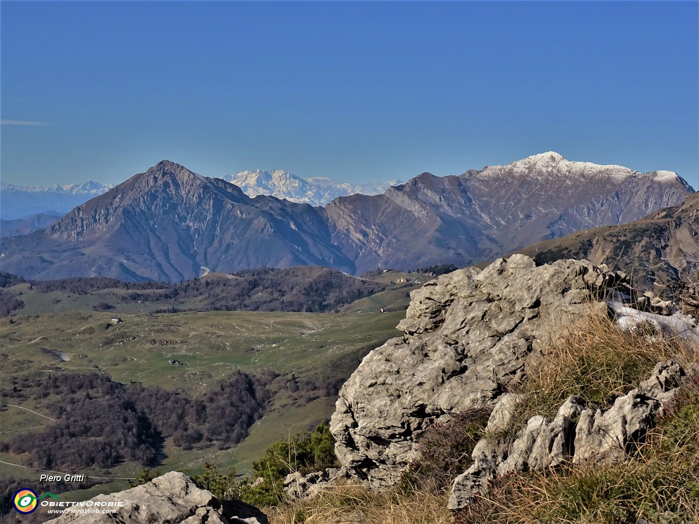 41 Bella vista... oltre le Grigne il Monte Rosa.JPG